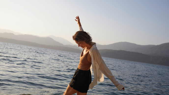 Derma Protect: vrouw smeert huidolie op been